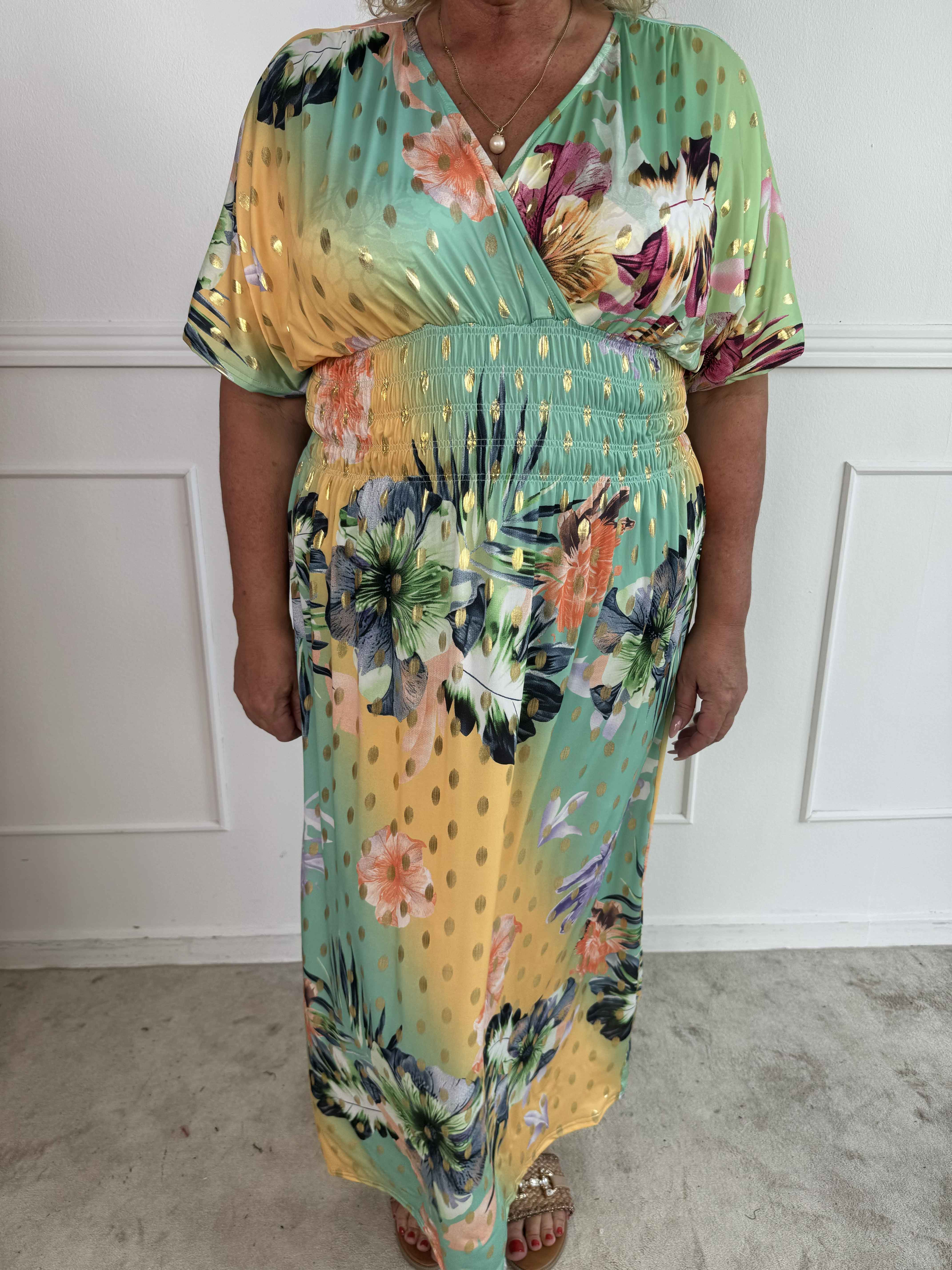 Pams Hawaii - Lang plus size kjole i elastisk stof med blomsterprint